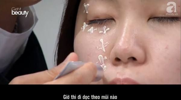 Cách dùng kem dưỡng mắt đúng nhất, giúp khuôn mặt trẻ ra vài tuổi ảnh 3 Cách dùng kem dưỡng mắt đúng nhất, giúp khuôn mặt trẻ ra vài tuổi ảnh 3