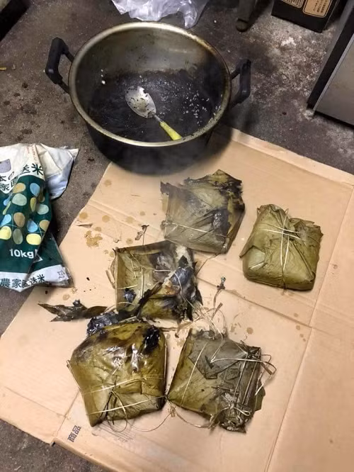 Bánh chưng cháy cạnh.