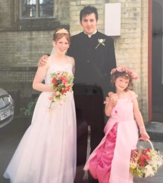 Cặp đôi tổ chức đám cưới trước đây và bây giờ tại cùng một nhà thờ