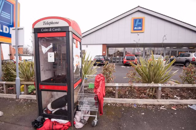 Chiếc bốt điện thoại khi nhìn từ bên ngoài