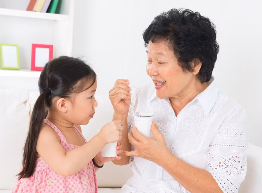 Bà trông cháu, việc bất khả thi?