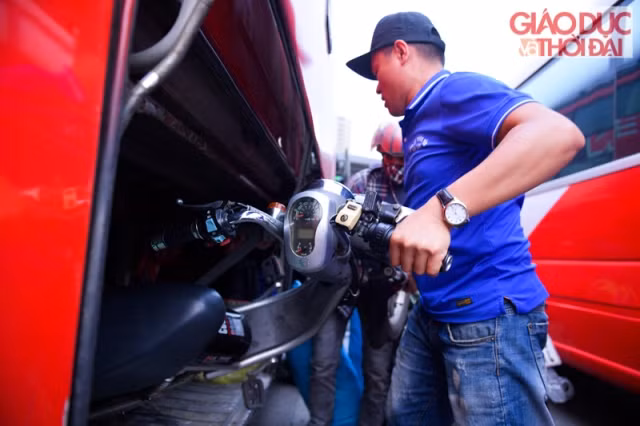 Nhiều bạn trẻ mang cả nhưng phương tiện cá nhân gửi xe khách để mang về nhà...
