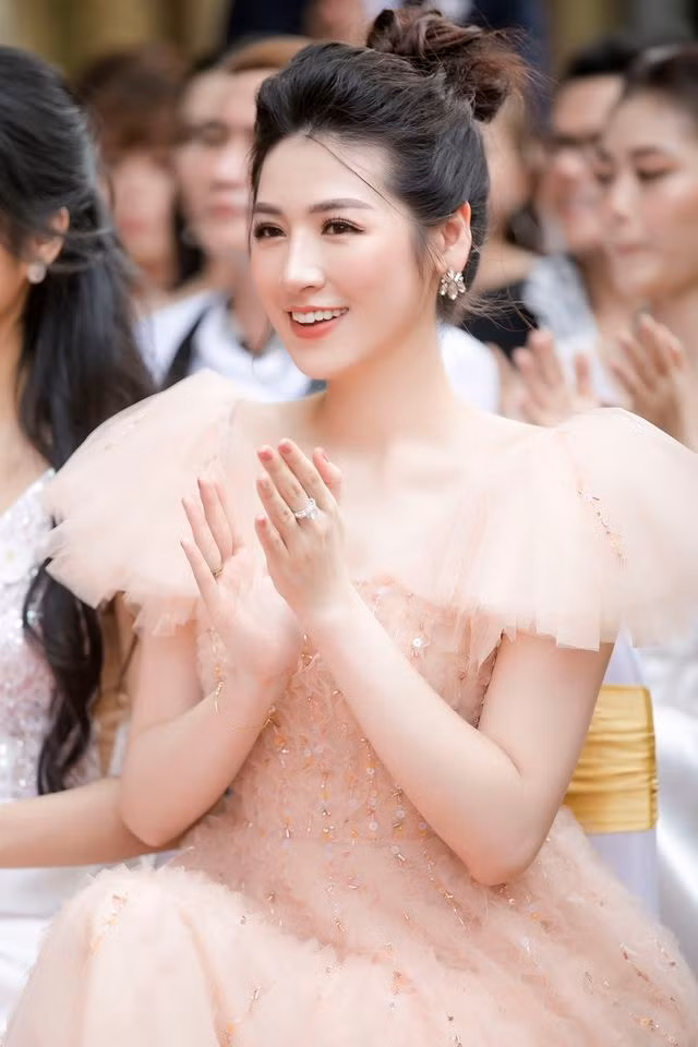 Cận cảnh nhan sắc rực rỡ của “gái một con” Tú Anh - 7