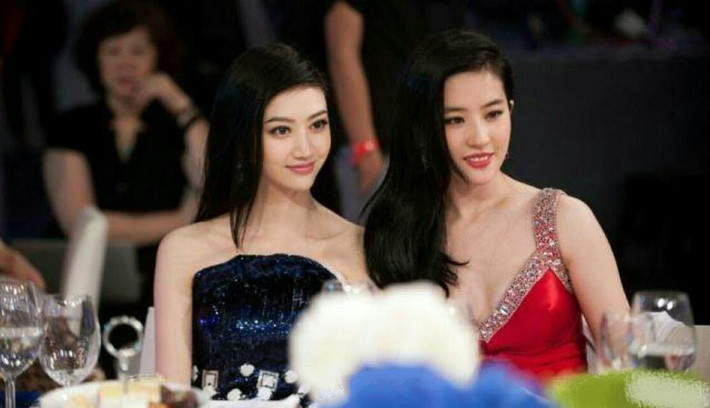 “Đệ nhất mỹ nữ Bắc Kinh” Cảnh Điềm gây sốc với gương mặt béo tròn già nua, khác hẳn ảnh đã chỉnh sửa ngọt ngào - Ảnh 8. “Đệ nhất mỹ nữ Bắc Kinh” Cảnh Điềm gây sốc với gương mặt béo tròn già nua, khác hẳn ảnh đã chỉnh sửa ngọt ngào - Ảnh 8.