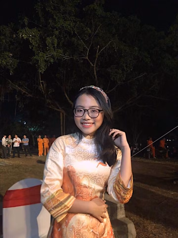 Phuong My Chi thay doi the nao sau khi bi chi trich mac goi cam, khong phu hop voi lua tuoi? hinh anh 9