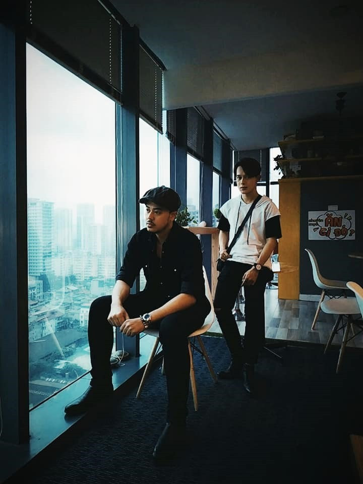 Tuấn Tú gây tranh cãi khi mua bao cao su cho con trai.