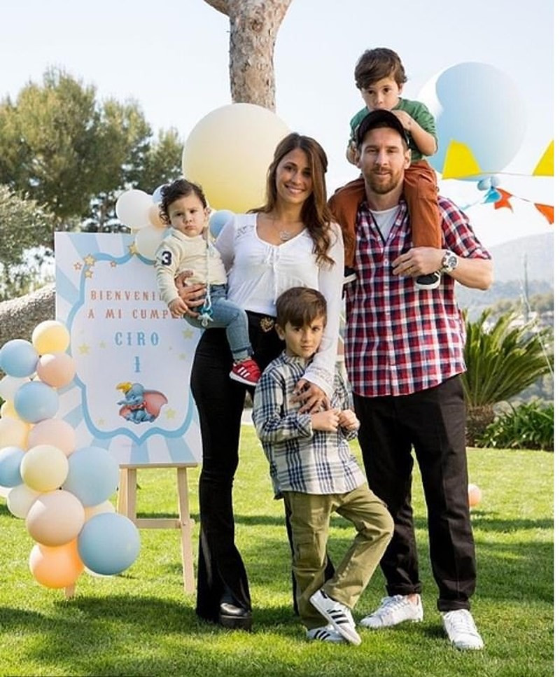 Ảnh độc: Messi tạo dáng bên vợ từ khi còn là cậu bé 10 tuổi ảnh 3 Ảnh độc: Messi tạo dáng bên vợ từ khi còn là cậu bé 10 tuổi ảnh 3