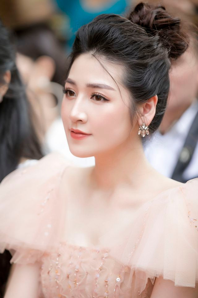 Cận cảnh nhan sắc rực rỡ của “gái một con” Tú Anh - 6 Cận cảnh nhan sắc rực rỡ của “gái một con” Tú Anh - 6