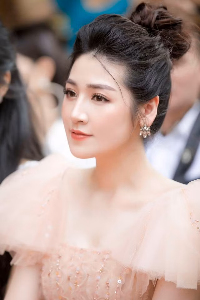 Cận cảnh nhan sắc rực rỡ của “gái một con” Tú Anh - 6