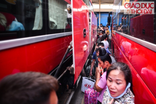 Theo đại diện bến xe Mỹ Đình, chỉ trong ngày hôm nay lượng khách đổ về bến xe đã tăng gấp 2-3 lần ngày bình thường.