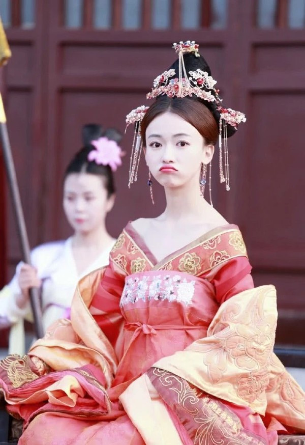 Ngô Cẩn Ngôn lần đầu thử qua tạo hình nhà Đường, dân mạng xuýt xoa vì quá xinh đẹp ảnh 4