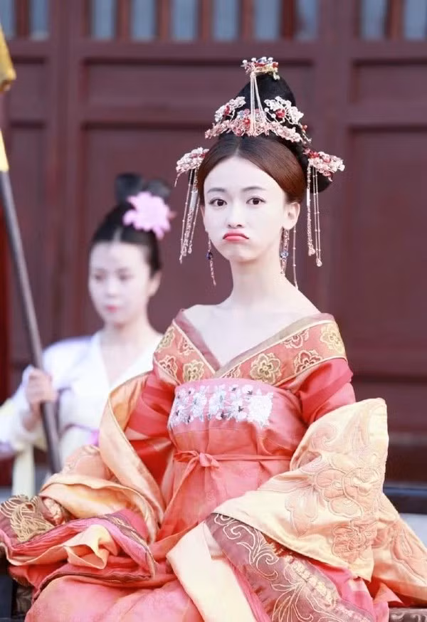 Ngô Cẩn Ngôn lần đầu thử qua tạo hình nhà Đường, dân mạng xuýt xoa vì quá xinh đẹp ảnh 4