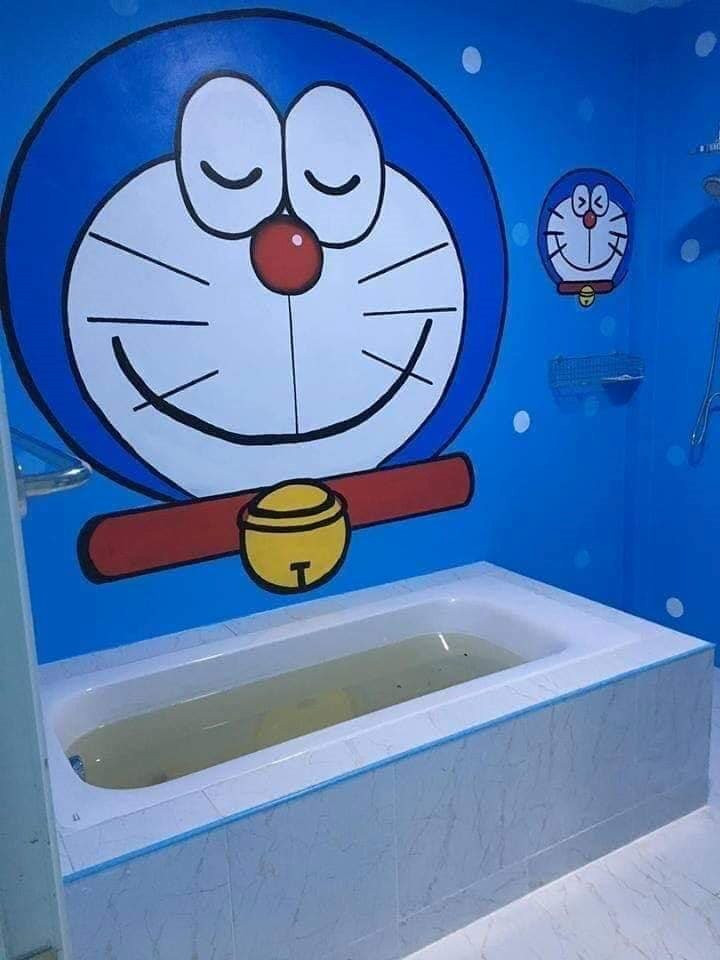 Đến phòng tắm cũng có Doraemon, nhưng vì là phòng tắm nên chú mèo ú của chúng ta phải nhắm mắt lại nhé, tinh tế trong từng chi tiết phải không các bạn.