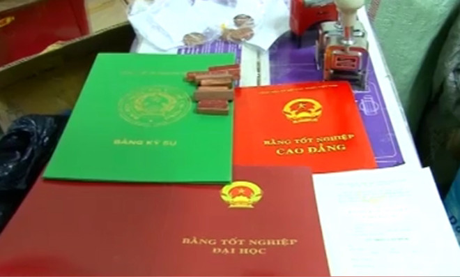 Cơ quan công an thu giữ tại chỗ khoảng 1 tấn phôi bằng giả các loại. Ảnh CAND