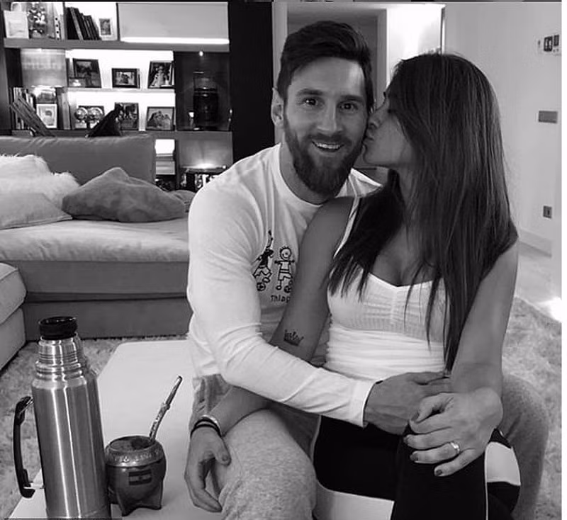 Ảnh độc: Messi tạo dáng bên vợ từ khi còn là cậu bé 10 tuổi ảnh 2 Ảnh độc: Messi tạo dáng bên vợ từ khi còn là cậu bé 10 tuổi ảnh 2
