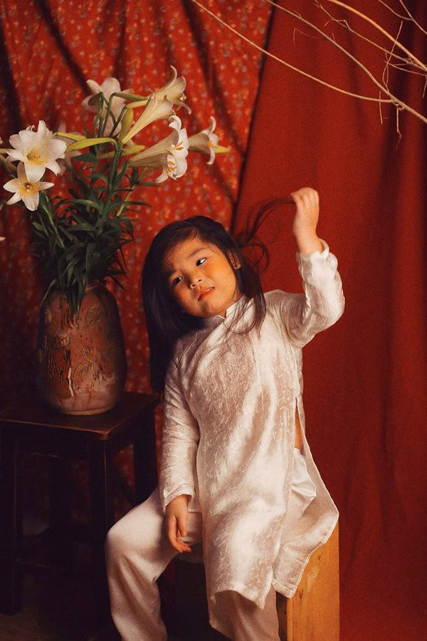 Dân mạng thích thú bộ ảnh "Thiếu nữ bên hoa huệ" của bé gái Hà Nội ảnh 3 Dân mạng thích thú bộ ảnh "Thiếu nữ bên hoa huệ" của bé gái Hà Nội ảnh 3