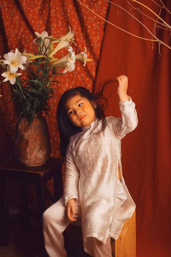 Dân mạng thích thú bộ ảnh "Thiếu nữ bên hoa huệ" của bé gái Hà Nội ảnh 3