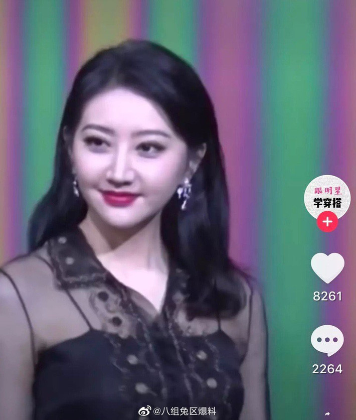 “Đệ nhất mỹ nữ Bắc Kinh” Cảnh Điềm gây sốc với gương mặt béo tròn già nua, khác hẳn ảnh đã chỉnh sửa ngọt ngào - Ảnh 6. “Đệ nhất mỹ nữ Bắc Kinh” Cảnh Điềm gây sốc với gương mặt béo tròn già nua, khác hẳn ảnh đã chỉnh sửa ngọt ngào - Ảnh 6.