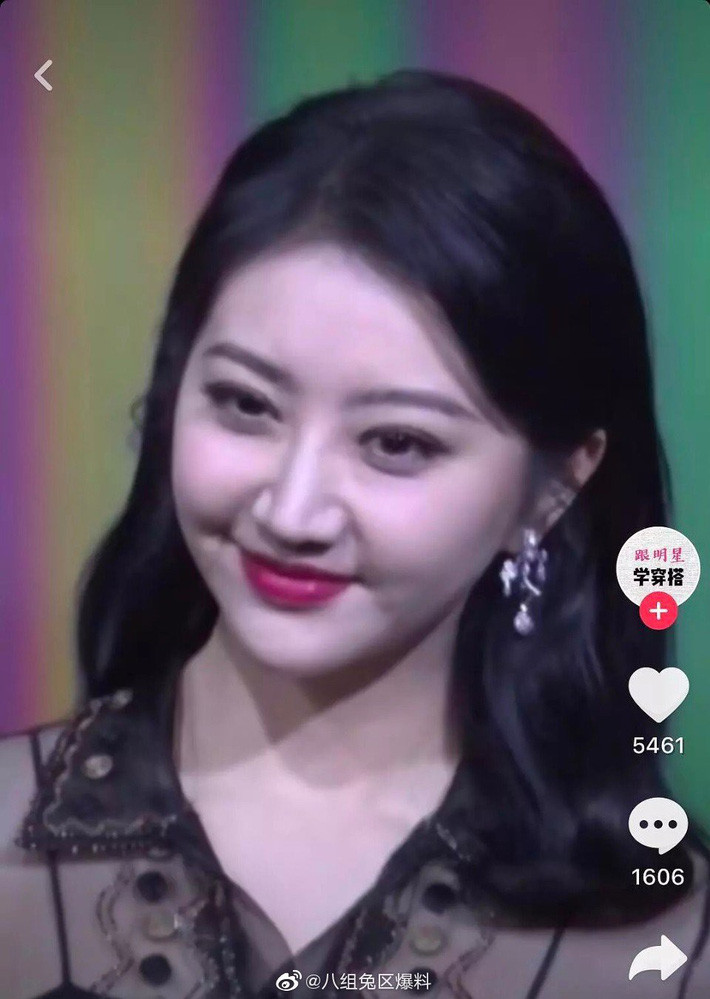 “Đệ nhất mỹ nữ Bắc Kinh” Cảnh Điềm gây sốc với gương mặt béo tròn già nua, khác hẳn ảnh đã chỉnh sửa ngọt ngào - Ảnh 4. “Đệ nhất mỹ nữ Bắc Kinh” Cảnh Điềm gây sốc với gương mặt béo tròn già nua, khác hẳn ảnh đã chỉnh sửa ngọt ngào - Ảnh 4.