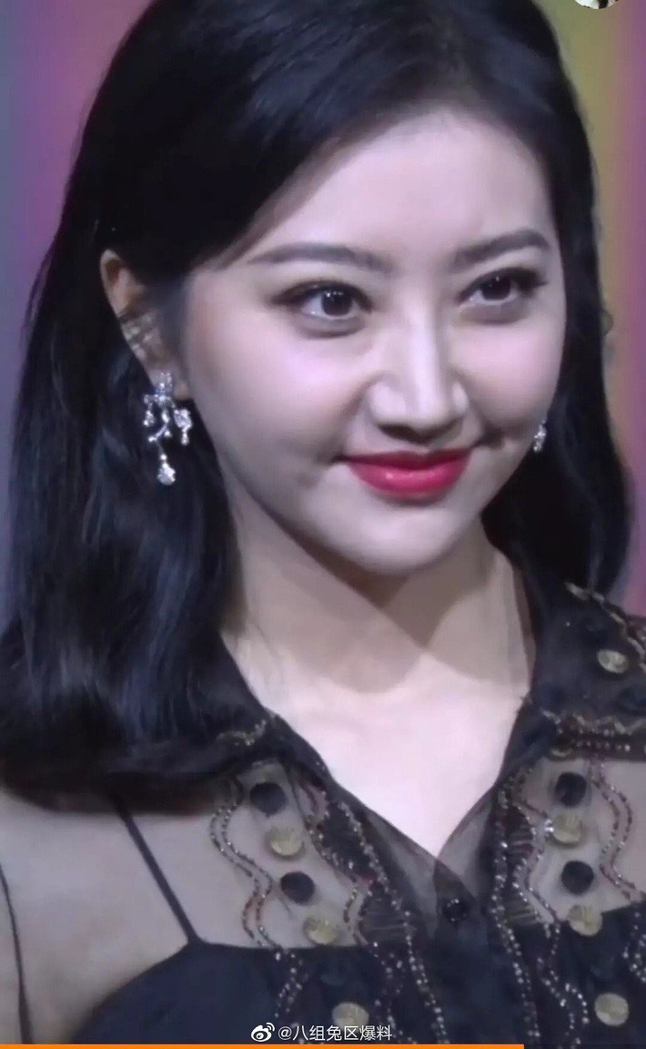 “Đệ nhất mỹ nữ Bắc Kinh” Cảnh Điềm gây sốc với gương mặt béo tròn già nua, khác hẳn ảnh đã chỉnh sửa ngọt ngào - Ảnh 3. “Đệ nhất mỹ nữ Bắc Kinh” Cảnh Điềm gây sốc với gương mặt béo tròn già nua, khác hẳn ảnh đã chỉnh sửa ngọt ngào - Ảnh 3.