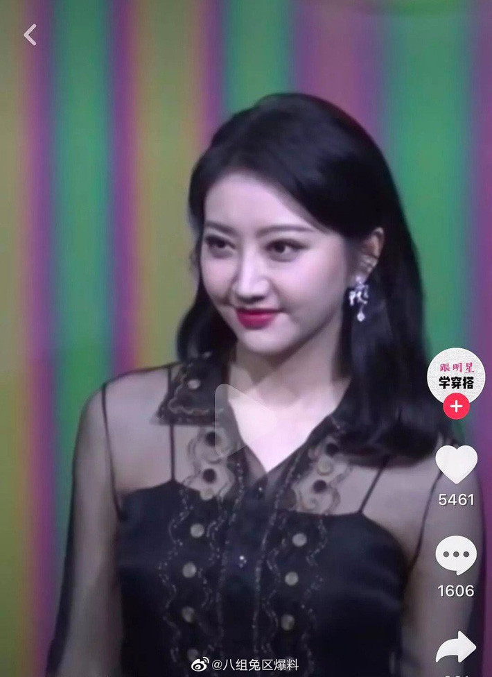 “Đệ nhất mỹ nữ Bắc Kinh” Cảnh Điềm gây sốc với gương mặt béo tròn già nua, khác hẳn ảnh đã chỉnh sửa ngọt ngào - Ảnh 7. “Đệ nhất mỹ nữ Bắc Kinh” Cảnh Điềm gây sốc với gương mặt béo tròn già nua, khác hẳn ảnh đã chỉnh sửa ngọt ngào - Ảnh 7.