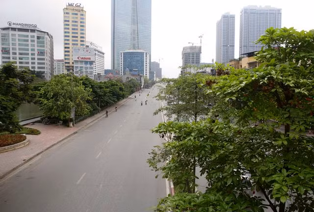 Phố phường Hà Nội vắng vẻ khác thường trong ngày nghỉ lễ - 1