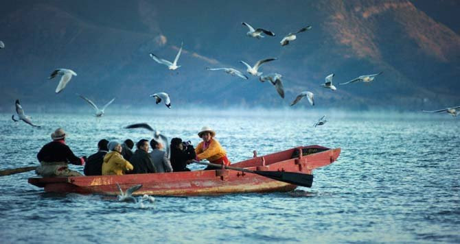 Khám phá "Tây Lương nữ quốc" có thật bên hồ Lư Cô thơ mộng ảnh 5 Chú thích ảnh