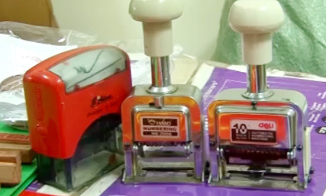 Đồng thời thu giữ 1200 con dấu phục vụ cho việc sản xuất văn bằng, chứng chỉ giả. Ảnh CAND