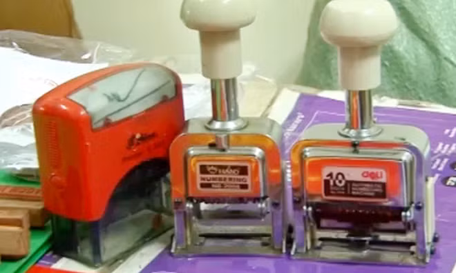 Đồng thời thu giữ 1200 con dấu phục vụ cho việc sản xuất văn bằng, chứng chỉ giả. Ảnh CAND