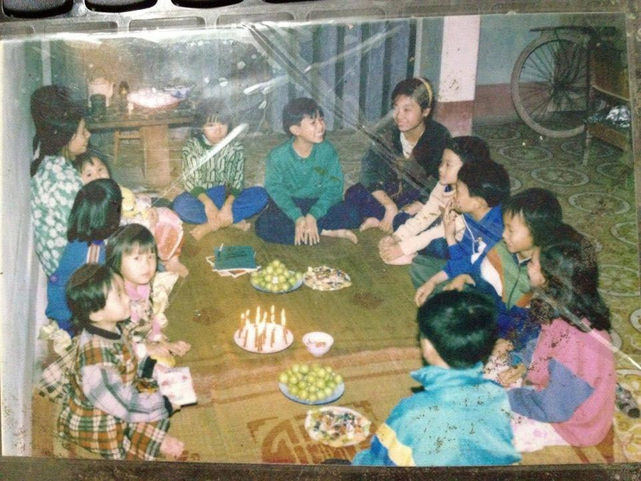 Cận cảnh bữa tiệc sinh nhật 25 năm trước, ai cũng xuýt xoa xin 1 vé về tuổi thơ ảnh 1 can canh bua tiec sinh nhat 25 nam truoc, ai cung xuyt xoa xin 1 ve ve tuoi tho - 1
