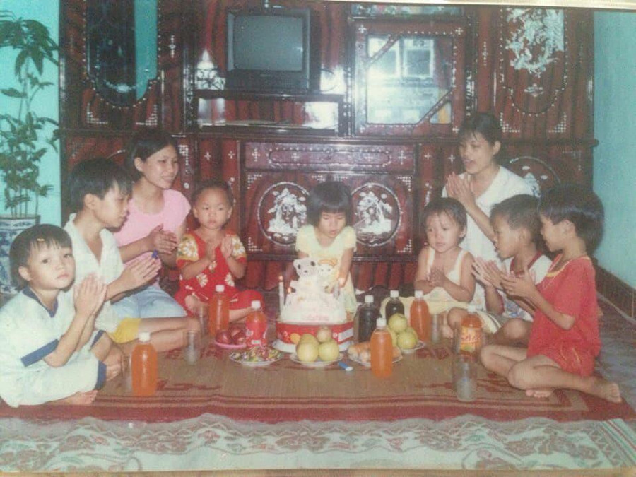 Cận cảnh bữa tiệc sinh nhật 25 năm trước, ai cũng xuýt xoa xin 1 vé về tuổi thơ ảnh 4 can canh bua tiec sinh nhat 25 nam truoc, ai cung xuyt xoa xin 1 ve ve tuoi tho - 4