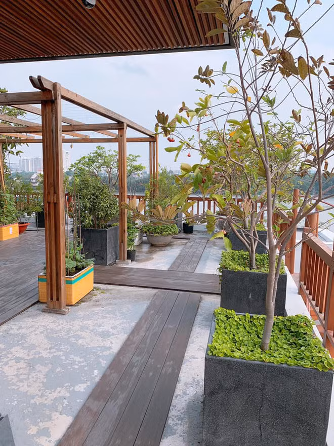 Cuộc sống giàu có của hoa hậu quỳ gối rửa chân cho chồng từng gây xôn xao - Ảnh 10.