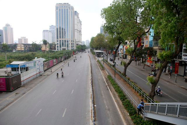 Phố phường Hà Nội vắng vẻ khác thường trong ngày nghỉ lễ - 2 Phố phường Hà Nội vắng vẻ khác thường trong ngày nghỉ lễ - 2