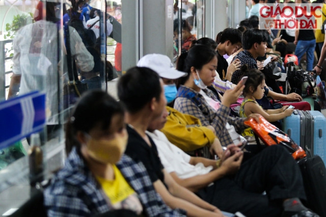 Không ít người phải đợi cả tiếng đồng hồ để được lên xe.