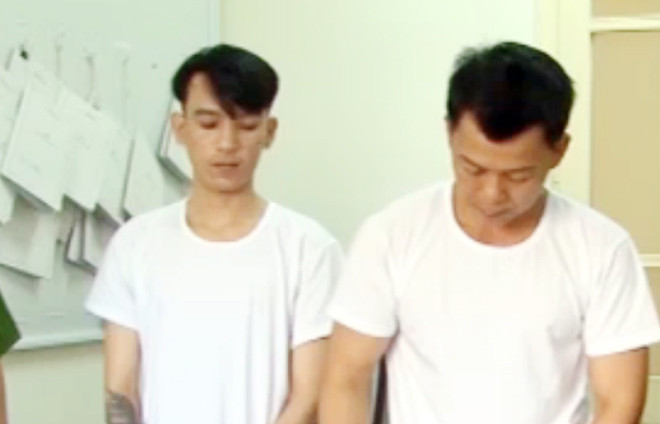 Đối tượng Lê Văn Hoàng và Lê Hoàng Phi tại cơ quan công an. Ảnh CAND