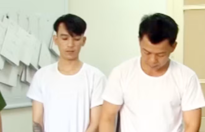 Đối tượng Lê Văn Hoàng và Lê Hoàng Phi tại cơ quan công an. Ảnh CAND