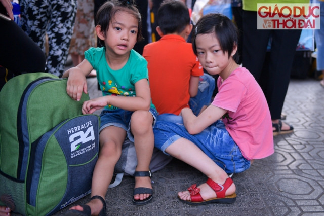 Các cháu nhỏ theo chân bố mẹ, người thân về quê...