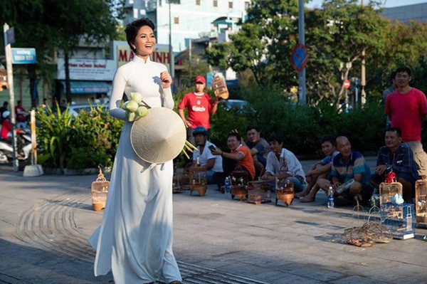 Cuộc sống của H"Hen Niê thay đổi thế nào kể từ khi trở thành Hoa hậu? ảnh 10 Cuộc sống của HHen Niê thay đổi thế nào kể từ khi trở thành Hoa hậu?-11