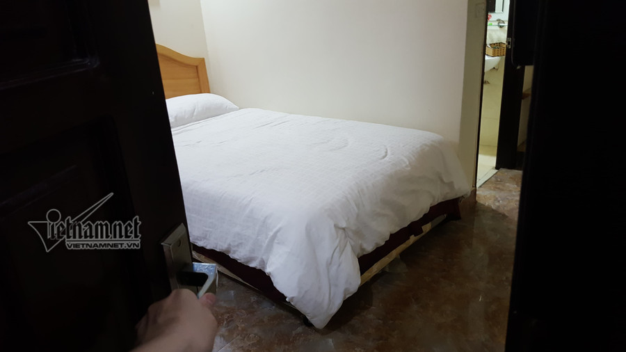 Bám theo con gái vào nhà nghỉ, giám đốc 50 tuổi bật khóc nức nở. Ảnh: V.K.