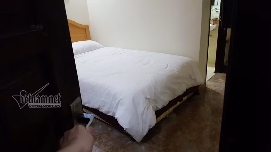 Bám theo con gái vào nhà nghỉ, giám đốc 50 tuổi bật khóc nức nở. Ảnh: V.K.