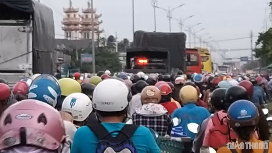 QL1 nhiều điểm kẹt xe nghiêm trọng, trạm thu phí BOT Rạch Miễu xả trạm. Ảnh: Hải Đường.