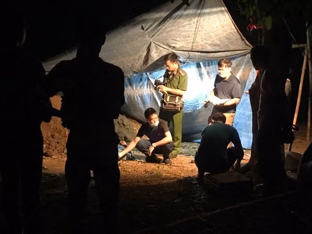 Đến 19h tối ngày 28/4, lực lượng chức năng vẫn đang tiến hành khám nghiệm tử thi, khám nghiệm hiện trường (Ảnh: Trần Thanh)