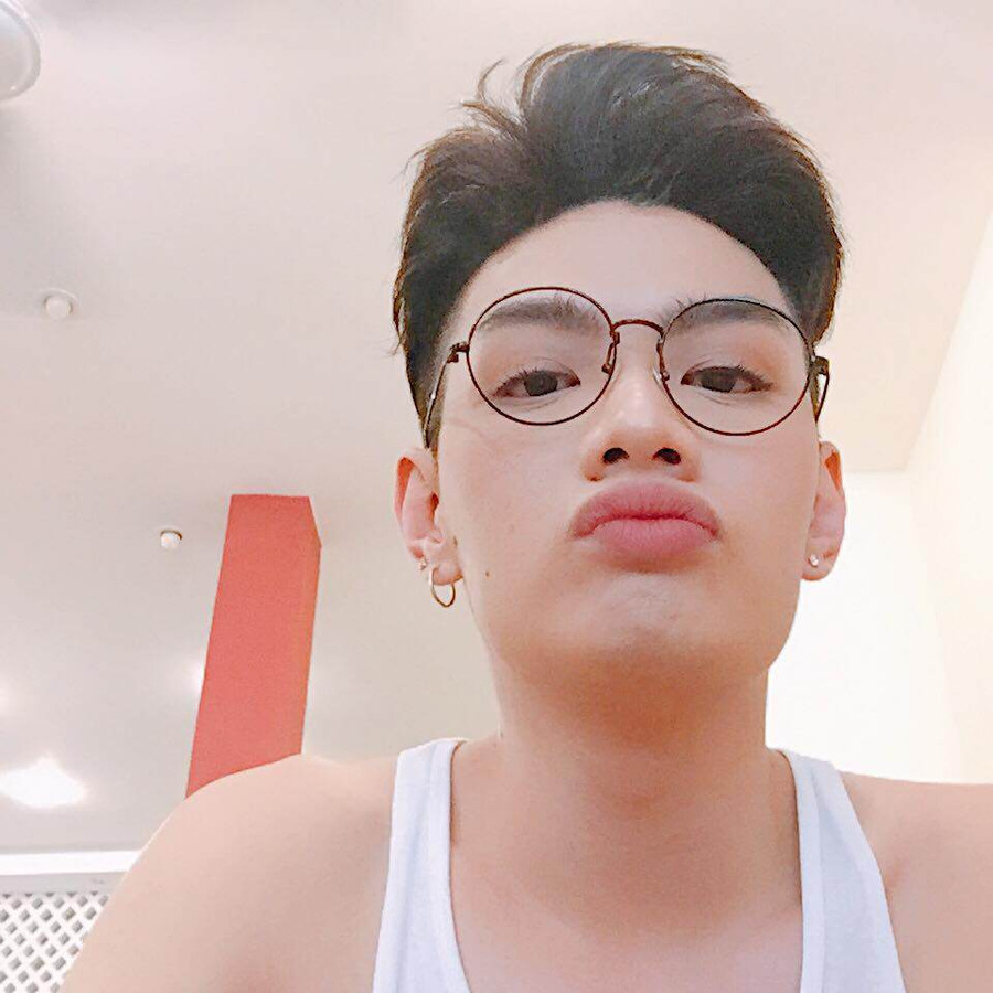 Ca sĩ Đào Bá Lộc khiến chị em ghen tỵ với gia tài toàn... son ảnh 4 trang diem thoi chua du, dao ba loc con khien chi em ghen ty vi gia tai toan la son - 4