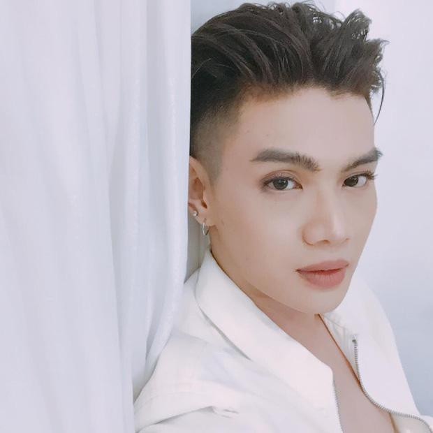 Ca sĩ Đào Bá Lộc khiến chị em ghen tỵ với gia tài toàn... son ảnh 5 trang diem thoi chua du, dao ba loc con khien chi em ghen ty vi gia tai toan la son - 5