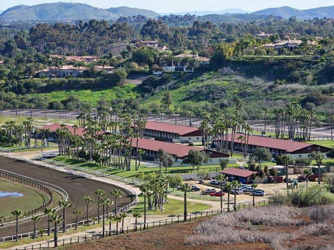 Bill Gates còn sở hữu trang trại ngựa Rancho Paseana tại Rancho Santa Fe. Trang trại gồm một đường đua 1,2 km với 5 chuồng ngựa. Đây là nơi luyện tập dành cho cô con gái Jenifer của ông. Jenifer là một tay đua ngựa cuồng nhiệt. So huu 100 ty USD, ty phu Bill Gates tieu tien the nao? hinh anh 2