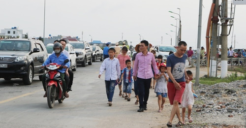 Chờ đợi hàng giờ xe vẫn chưa thoát, nhiều người xuống xe, bộ hành xuống phà trước. Ảnh: Giang Chinh