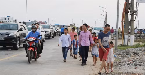 Chờ đợi hàng giờ xe vẫn chưa thoát, nhiều người xuống xe, bộ hành xuống phà trước. Ảnh: Giang Chinh