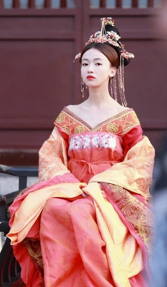 Ngô Cẩn Ngôn lần đầu thử qua tạo hình nhà Đường, dân mạng xuýt xoa vì quá xinh đẹp ảnh 3