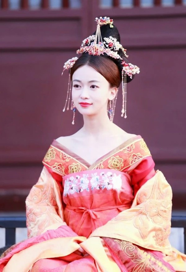 Ngô Cẩn Ngôn lần đầu thử qua tạo hình nhà Đường, dân mạng xuýt xoa vì quá xinh đẹp ảnh 6