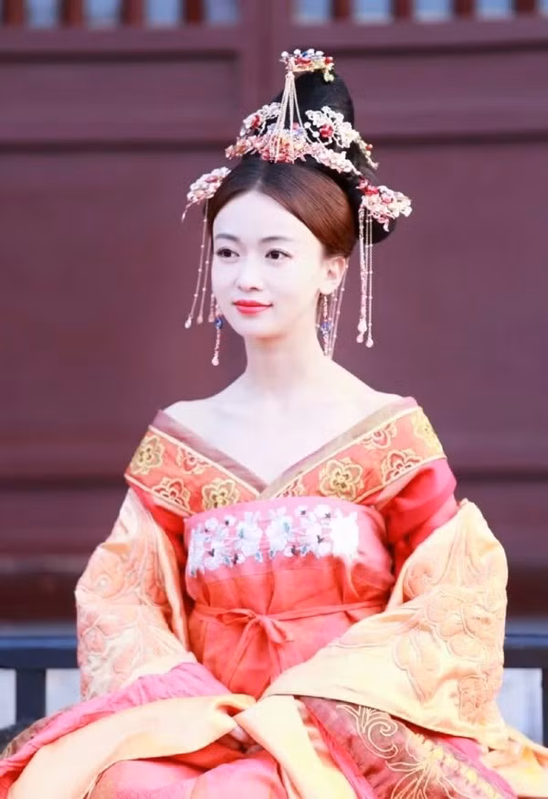 Ngô Cẩn Ngôn lần đầu thử qua tạo hình nhà Đường, dân mạng xuýt xoa vì quá xinh đẹp ảnh 6